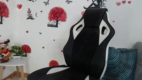 Angel Curl online show from 02.25.25