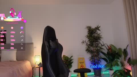 Snapshot of angel_danm_milf chatting on 10.23.25 Patricia - online show from 10.23.25