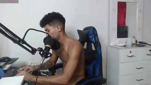 Snapshot of angel_latinguy chatting on 10.15.25 Angel online show from 10.15.25