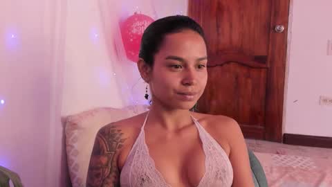 Snapshot of angel_smile18 chatting on 09.29.25 angel online show from 09.29.25