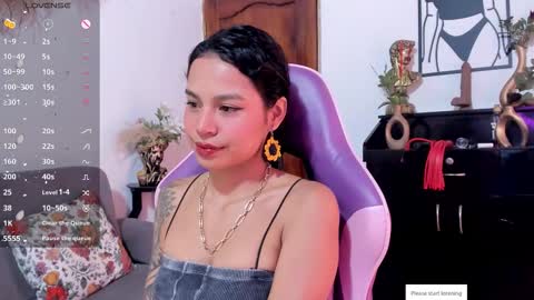 Snapshot of angel_smile18 chatting on 10.11.25 angel online show from 10.11.25