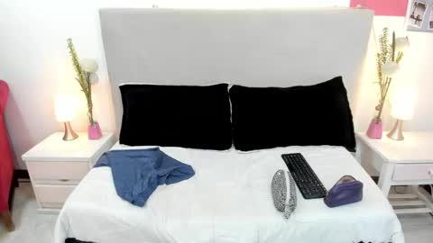 Snapshot of angel_velvet_ chatting on 10.13.25 angel_velvet_ online show from 10.13.25