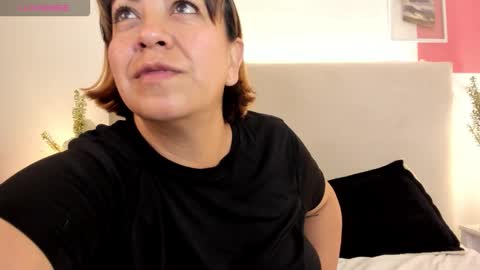 Snapshot of angel_velvet_ chatting on 11.17.25 angel_velvet_ online show from 11.17.25