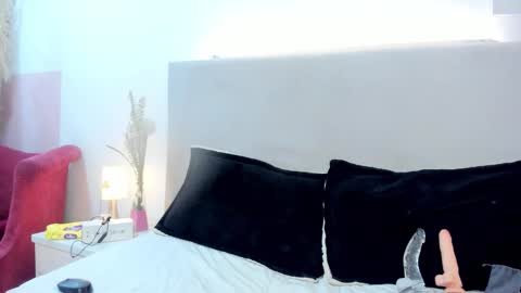 Snapshot of angel_velvet_ chatting on 12.14.25 angel_velvet_ online show from 12.14.25