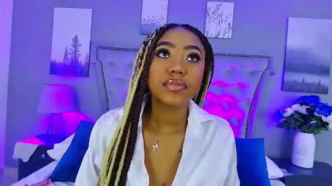 Snapshot of angela_robert chatting on 11.10.25 Angela Roberts online show from 11.10.25