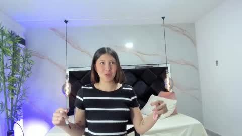 Snapshot of angelaa_cute chatting on 11.15.25 ANGELA online show from 11.15.25