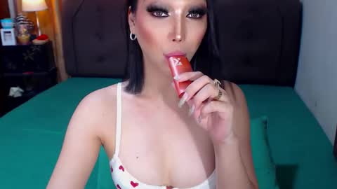 Snapshot of angelicqueents chatting on 11.22.25 MS. AMALIA online show from 11.22.25