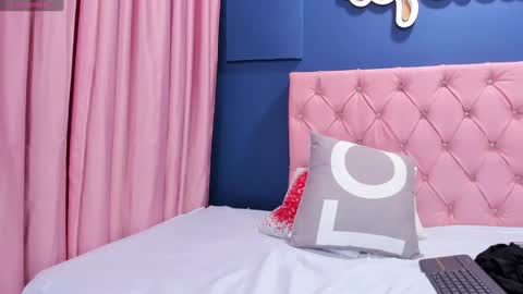 Snapshot of angelitawild_ chatting on 02.23.25 angel online show from 02.23.25