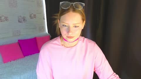 Snapshot of angellisss chatting on 10.09.25 Cutie online show from 10.09.25