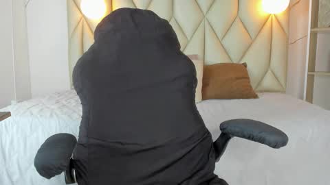 Snapshot of angelswets chatting on 11.14.25 ANGIE online show from 11.14.25