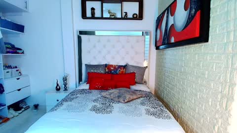 laura  online show from 11.06.25