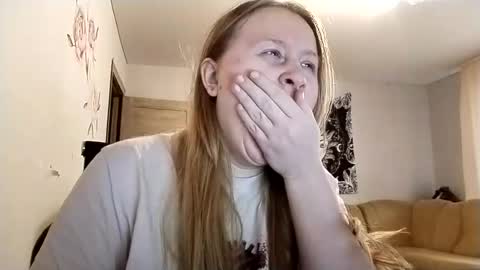 Snapshot of anika_lipps chatting on 12.04.25 Anika online show from 12.04.25