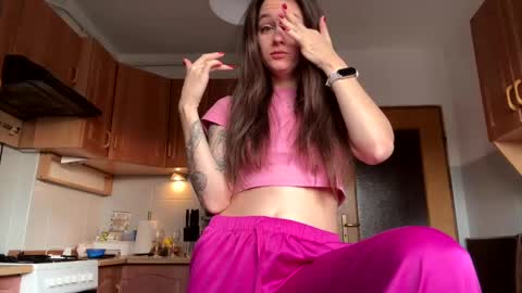 Snapshot of anime_baby22 chatting on 01.01.25 Alice online show from 01.01.25