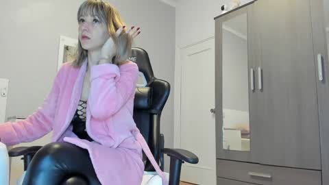 Snapshot of anisialuna_ chatting on 01.15.25 Luna online show from 01.15.25