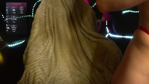 Snapshot of anita_von chatting on 11.25.25 anita_von online show from 11.25.25