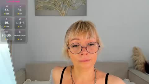 Snapshot of ann_annise chatting on 07.14.26 ann_annise online show from 07.14.26