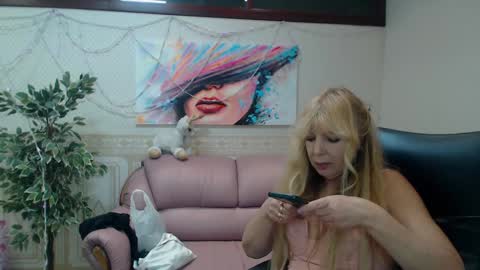 Snapshot of anna_ditrih chatting on 01.05.25 Anna Ditrih online show from 01.05.25