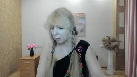 Anna Ditrih online show from 04.04.26