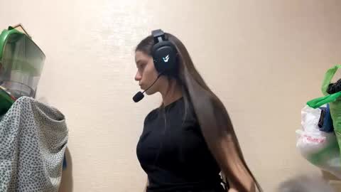 Snapshot of annabellemeireles chatting on 12.15.25 Nika online show from 12.15.25