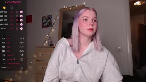 Snapshot of annamilky chatting on 09.28.25 annamilky online show from 09.28.25