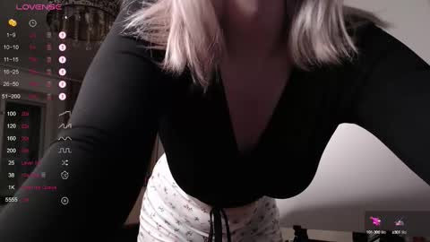 Snapshot of annamilky chatting on 10.05.25 annamilky online show from 10.05.25