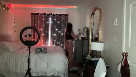 Snapshot of annaxoxo_ chatting on 12.17.25 annaxoxo_ online show from 12.17.25