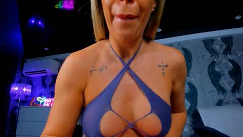 Snapshot of anneswhite chatting on 10.02.25 Ana online show from 10.02.25