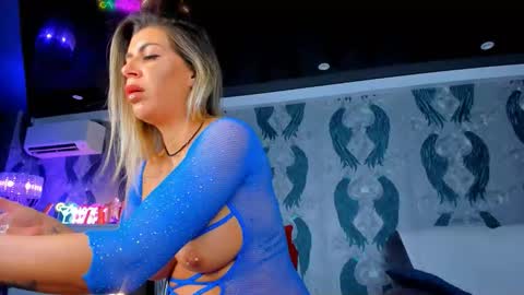 Snapshot of anneswhite chatting on 10.08.25 Ana online show from 10.08.25