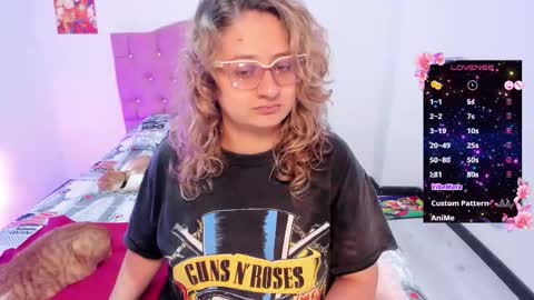 Snapshot of annie_bigboobs_ chatting on 10.29.25 Ana Bolena independent model online show from 10.29.25