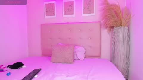 annie_dolce_ online show from 04.24.26