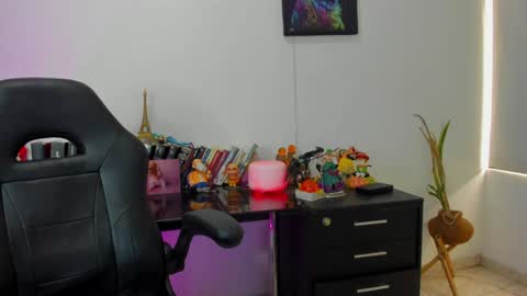 Snapshot of annie_loff chatting on 02.05.25 annie_loff online show from 02.05.25