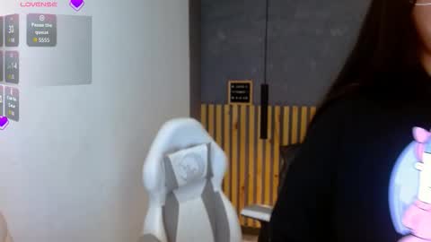 Snapshot of annie_volker chatting on 11.17.25 Annie Volker online show from 11.17.25