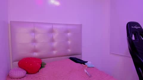 Snapshot of anniie_evans1 chatting on 02.10.25 Annie Evans online show from 02.10.25