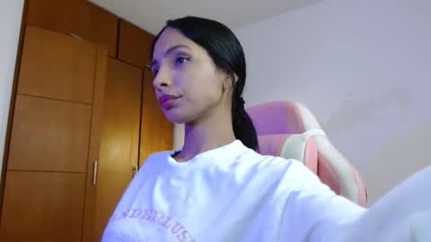 Snapshot of annitaserna chatting on 11.22.25 AnnaS online show from 11.22.25