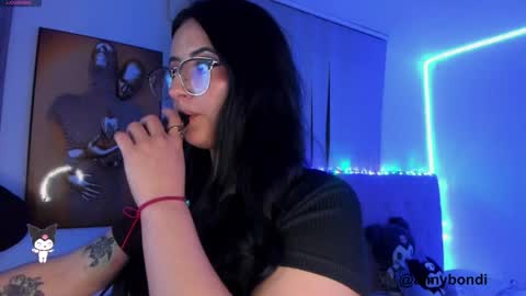 Snapshot of annybondie chatting on 01.28.25 annybondie online show from 01.28.25