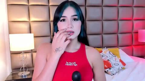 Snapshot of annyhizzle chatting on 12.27.24 online show from 12.27.24