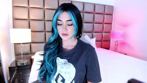 Snapshot of annyhizzle chatting on 02.02.25 online show from 02.02.25