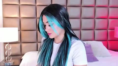 Snapshot of annyhizzle chatting on 02.15.25 online show from 02.15.25