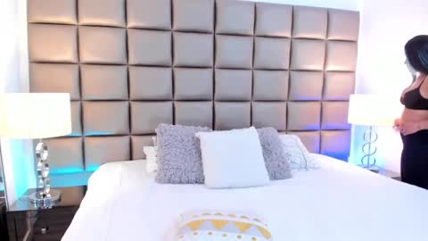 Snapshot of annyhizzle chatting on 02.24.25 online show from 02.24.25