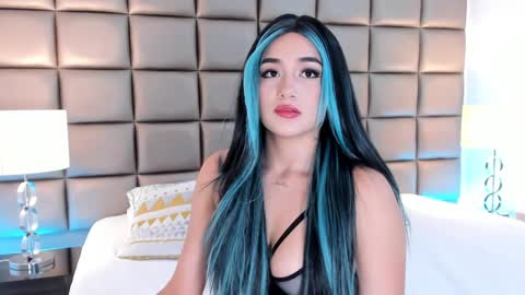 Snapshot of annyhizzle chatting on 02.27.25 online show from 02.27.25