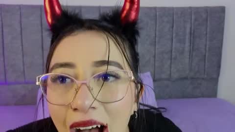 Snapshot of antonella01_cf chatting on 10.21.25 antonella online show from 10.21.25