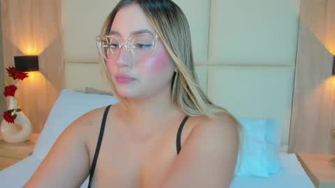 Snapshot of antonella_cutie_ chatting on 06.06.26 A N T O N E L L A online show from 06.06.26
