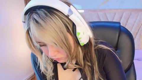 My name is Andrea  thumb up me please its important online show from 02.20.26