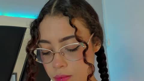 A N T O N E L L E  online show from 01.18.25