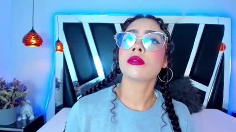 A N T O N E L L E  online show from 02.22.25