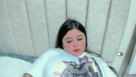   Independent model  online show from 01.25.25