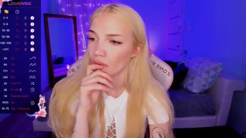 Snapshot of anyataylorr chatting on 10.22.25 Anya online show from 10.22.25