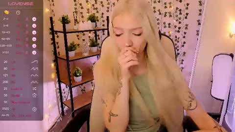 Snapshot of anyataylorr chatting on 06.17.26 Anya online show from 06.17.26