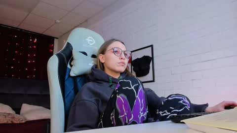 Snapshot of aphexqueen chatting on 02.10.25 APHEX QUEEN online show from 02.10.25