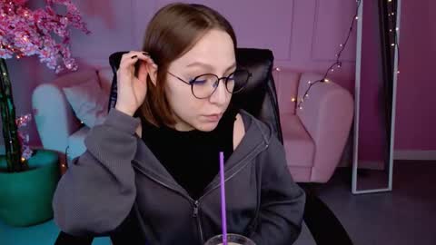 Snapshot of aphexqueen chatting on 02.28.25 APHEX QUEEN online show from 02.28.25